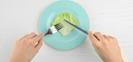 Νευρική ανορεξία: Όλα όσα πρέπει να γνωρίζουμε - Featured Image