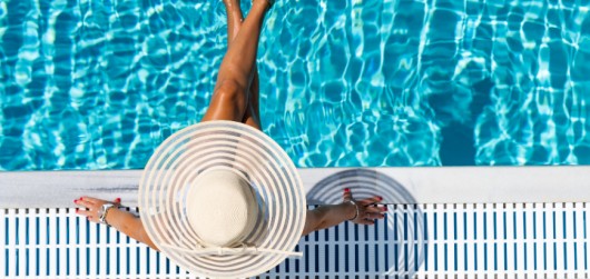 Κολύμβηση σε Πισίνα: 4+1 Tips για να Προστατεύσουμε την Επιδερμίδα & τα Μαλλιά μας! - Featured Image
