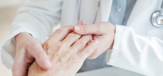 Οστεοαρθρίτιδα: Τι είναι, ποιοι κινδυνεύουν και πώς να την αντιμετωπίσετε - Featured Image
