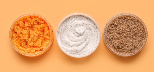 Body scrubs: Γιατί να τα χρησιμοποιείτε και πώς να επιλέξετε το σωστό - Featured Image