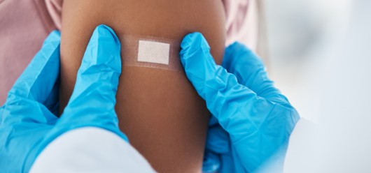 5+1 Μύθοι και αλήθειες για το αντιγριπικό εμβόλιο: Τι πρέπει να γνωρίζουμε για να προστατεύσουμε την υγεία μας - Featured Image
