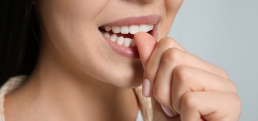 Ονυχοφαγία: Πώς θα σταματήσουμε να τρώμε τα νύχια μας - Featured Image