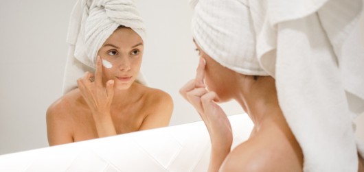 Ξηροδερμία στο πρόσωπο: 7+1 tips για ενυδατωμένη επιδερμίδα! - Featured Image